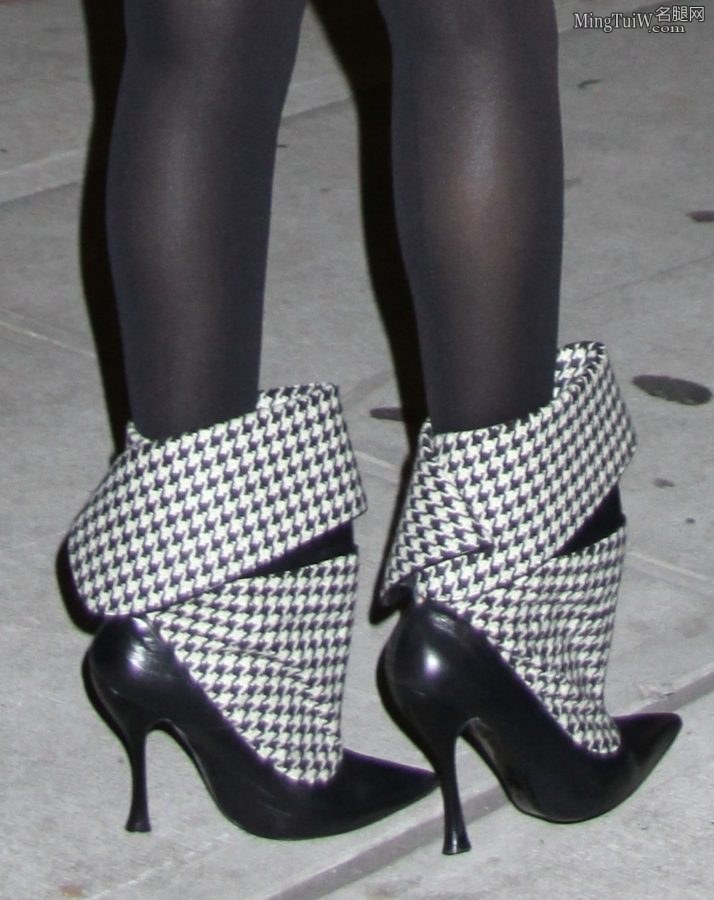 女歌手蕾哈娜丰满的美腿穿黑丝外出（第9张/共14张）