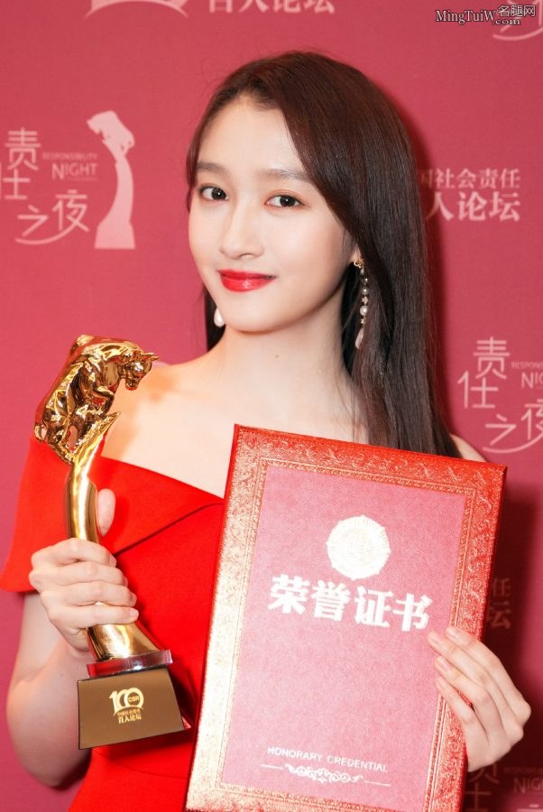 身材高挑的女孩关晓彤穿露肩红裙尖头高跟亮相(2/2)