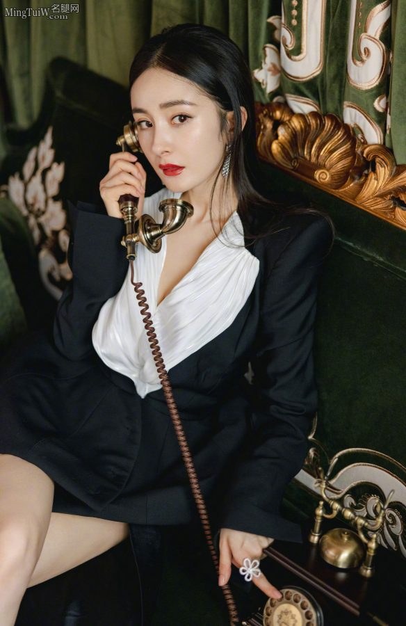 杨幂翘着无敌大美腿打电话约你来不？(2/24)