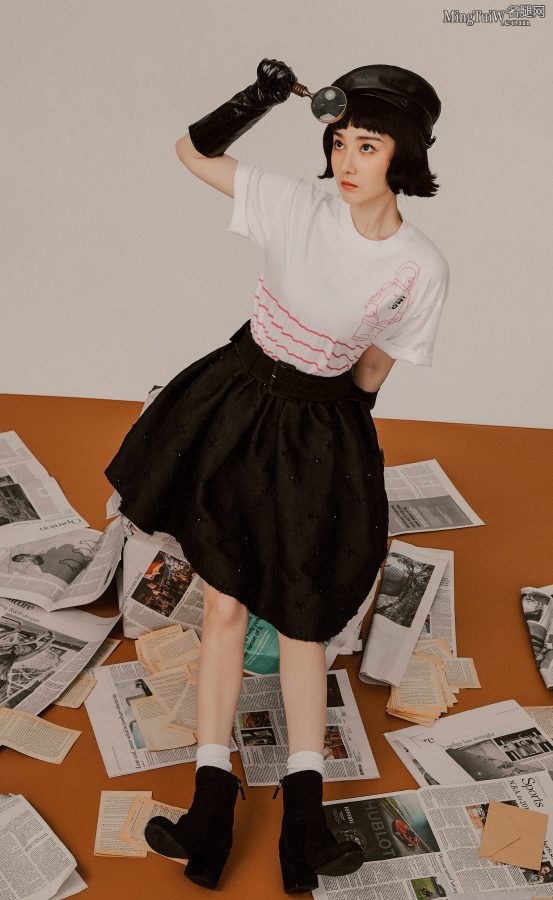 陈小纭办公OL风穿丝袜拍写真(4/7)