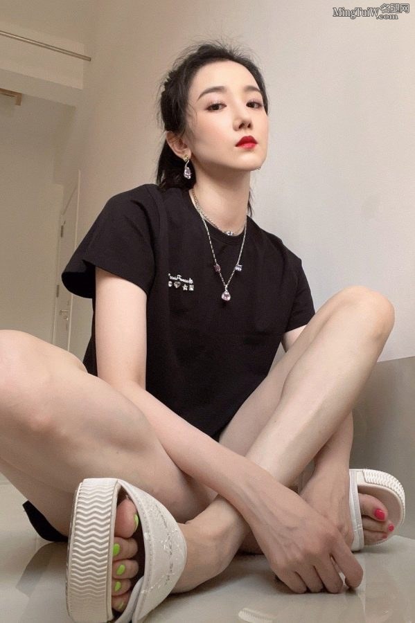 陈小纭穿拖鞋露脚趾在家玩自拍(1/3)