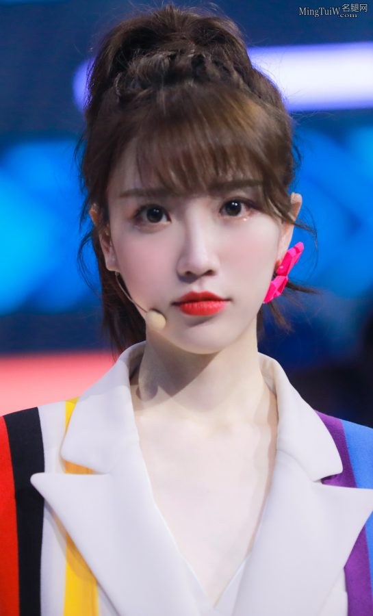 《蒙面舞王》张纯烨美腿穿了一双渔网丝袜型的高跟长靴(5/5)