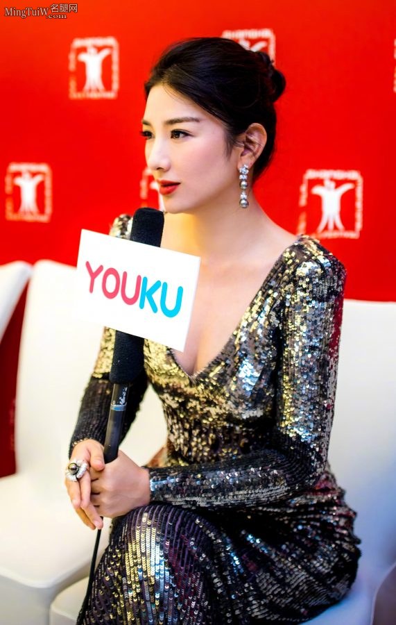 黄奕穿深V礼服走红地毯大秀事业线(6/6)