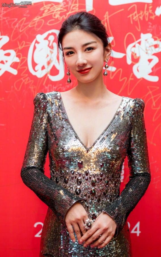 黄奕穿深V礼服走红地毯大秀事业线(1/6)