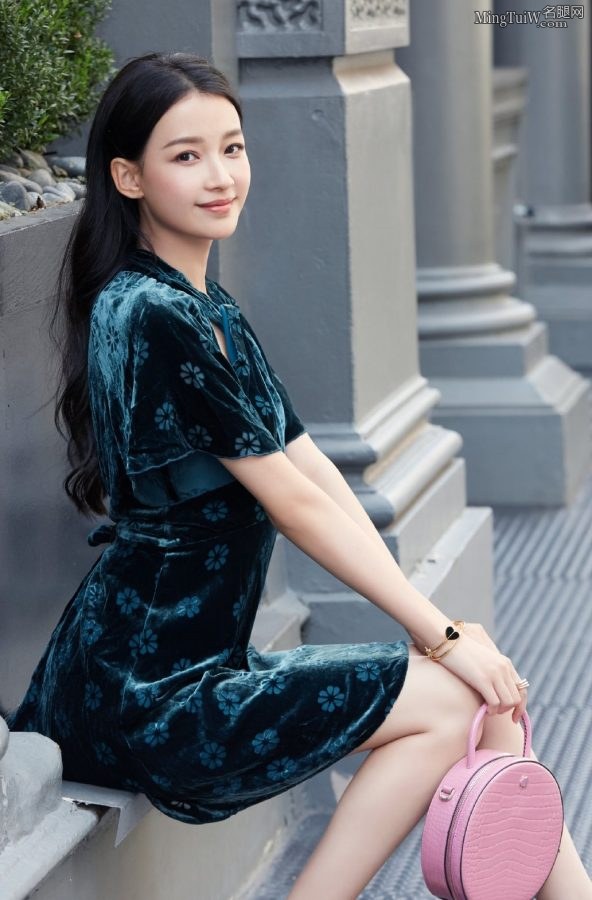 孙怡身穿丝绒短裙在街边坐姿笔挺(2/2)