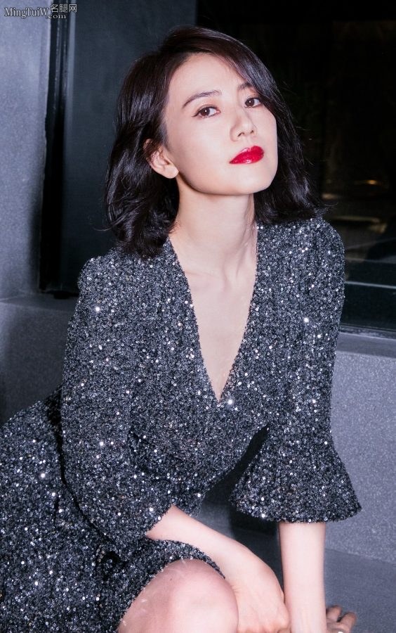 高圆圆夜色红唇美腿魅惑写真(2/4)