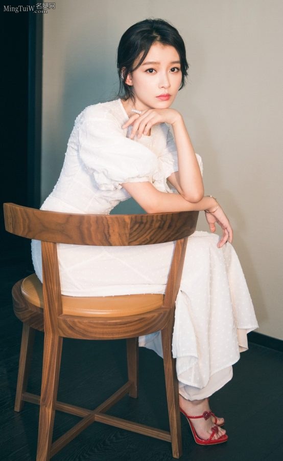 纯美的女演员孙怡桌子下的高跟美足（第3张/共4张）