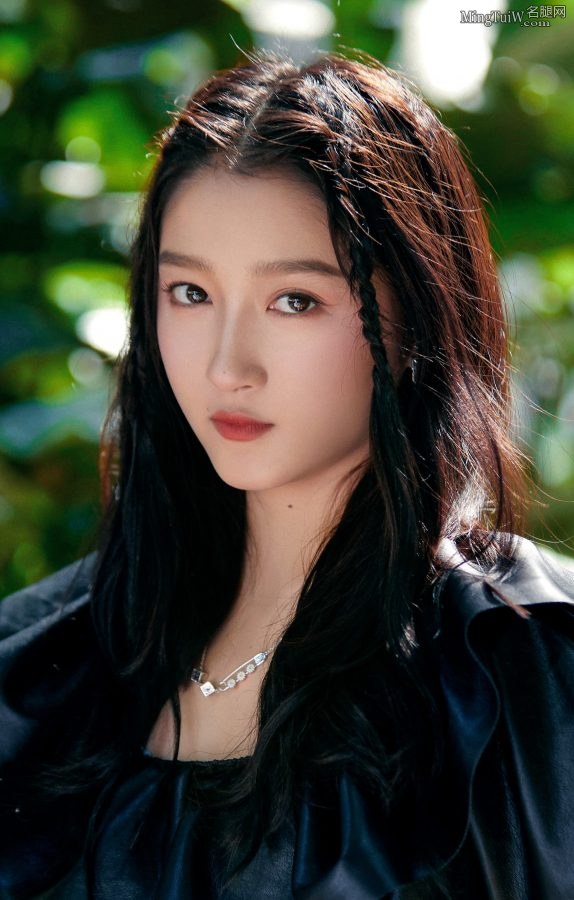 黑色系美少女关晓彤顺滑的美腿(6/6)
