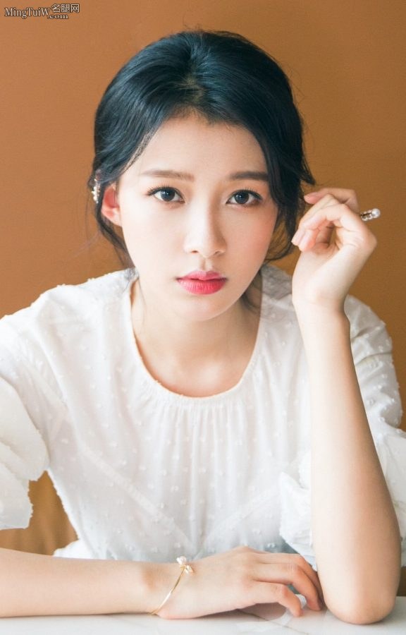 纯美的女演员孙怡桌子下的高跟美足(4/4)