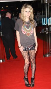女歌星凯莎（Kesha）穿破洞花纹丝袜走红地毯