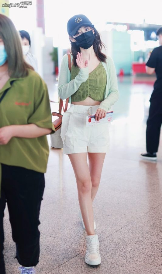 可爱气质李沁戴口罩美腿白皙机场照(3/5)