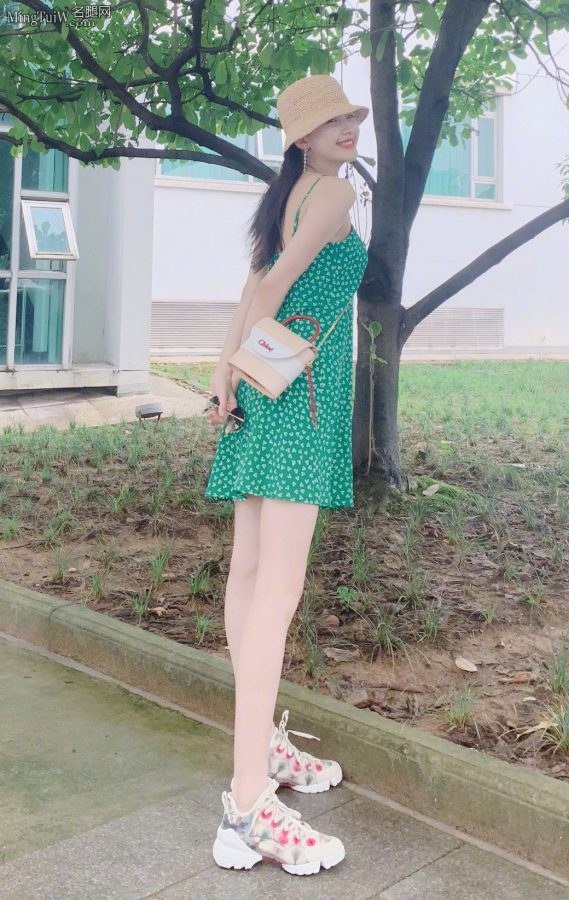 手机拍孙怡白皙的细腿，炎炎夏日给你带来清凉感受(1/3)