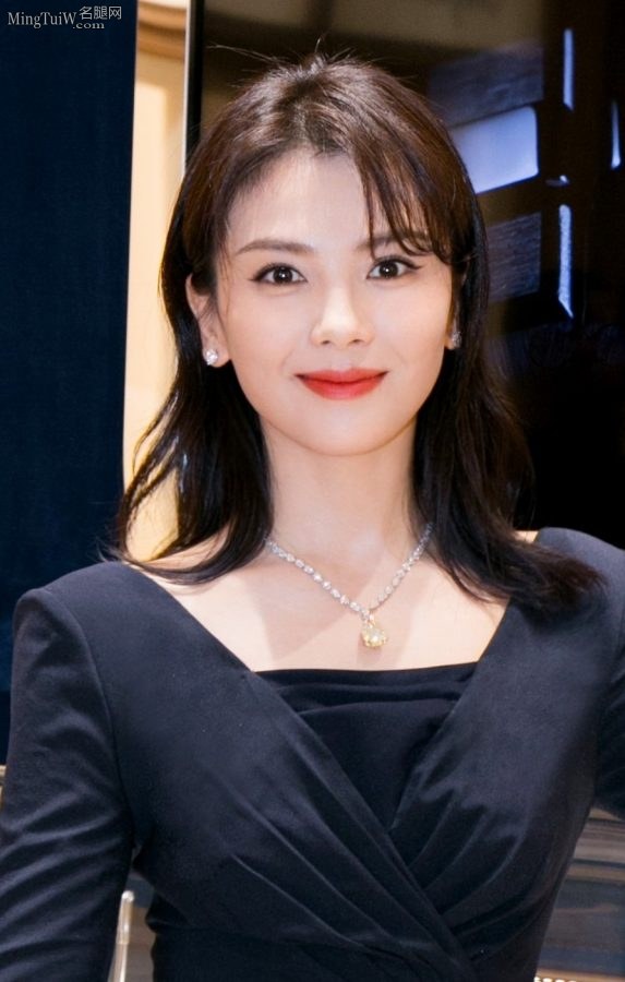 女明星刘涛脚踩Stella Luna高跟凉鞋亮相商业活动(8/8)