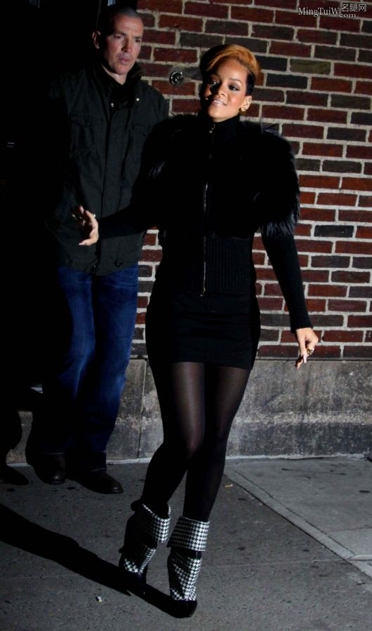 女歌手蕾哈娜丰满的美腿穿黑丝外出（第4张/共14张）