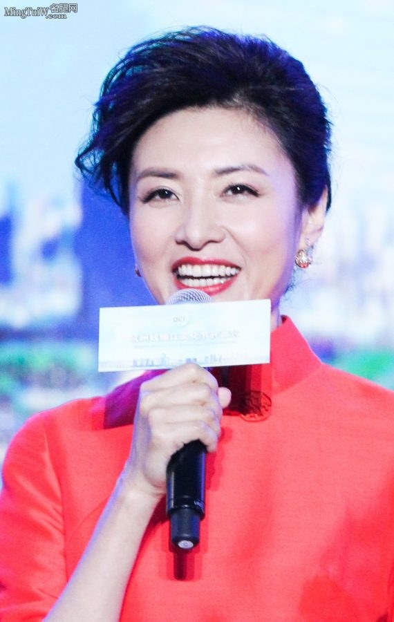 女主持人周涛身穿红色开衩裙玉脚踩精致凉高跟(12/14)