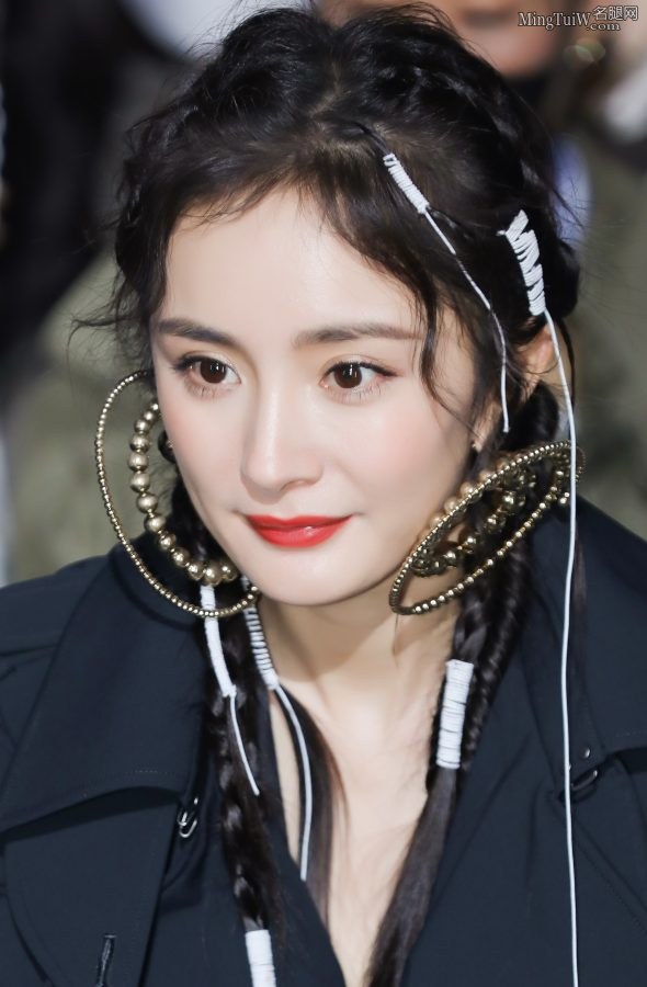 杨幂姐酷爽造型坐前排看秀，能看到她美好白皙的大腿(4/5)