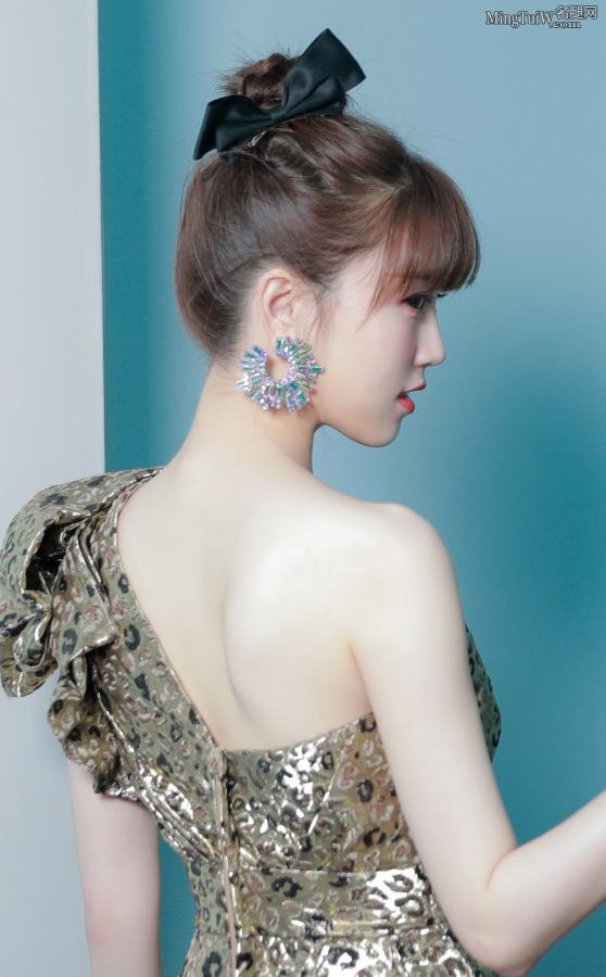 张纯烨爱秀纤细美腿和玉背皮肤白亮光滑(6/8)