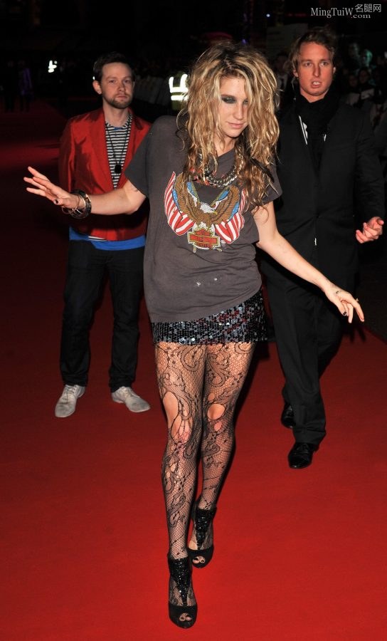 女歌星凯莎（Kesha）穿破洞花纹丝袜走红地毯（第9张/共13张）