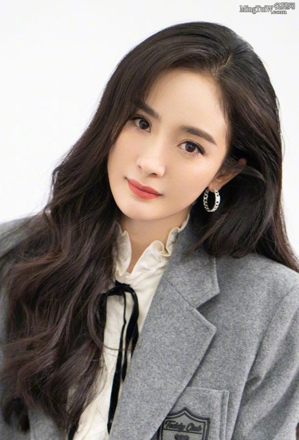 杨幂穿上皮裤和短靴这腿太细了(3/7)