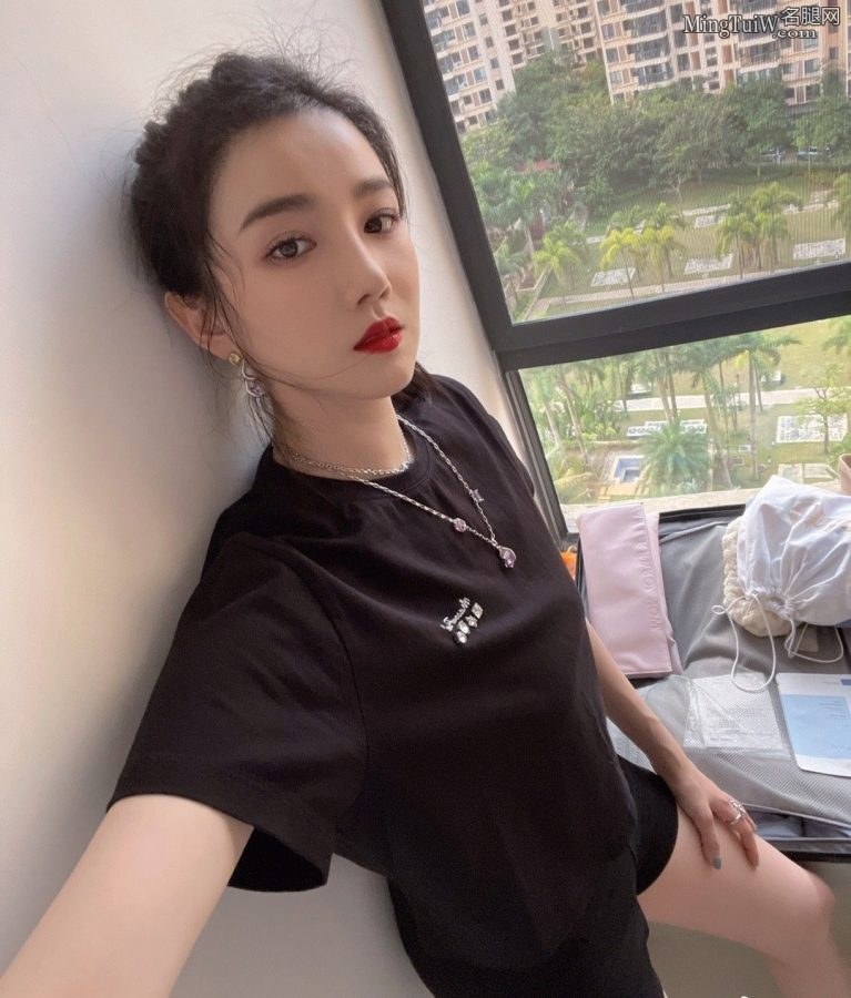 陈小纭穿拖鞋露脚趾在家玩自拍(2/3)