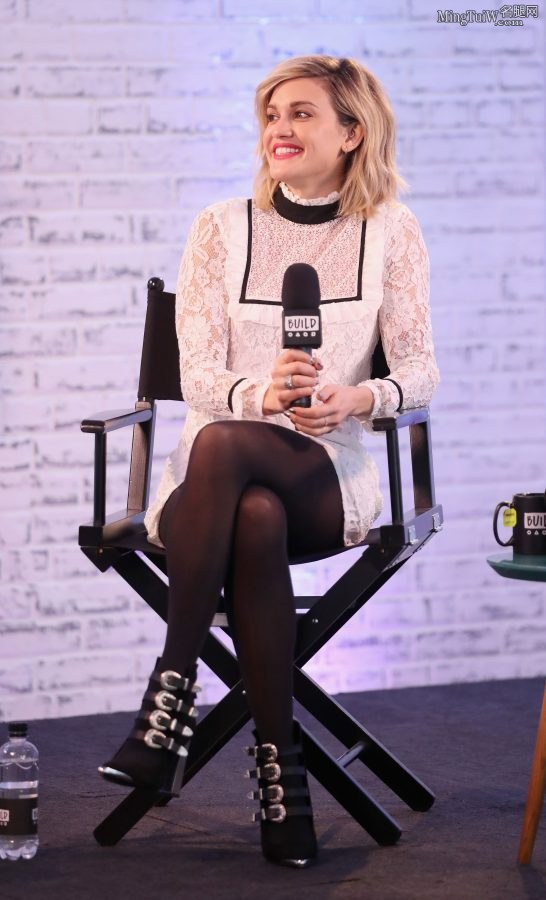 金发女演员Ashley Roberts穿黑丝袜短靴跷二郎腿（第2张/共18张）