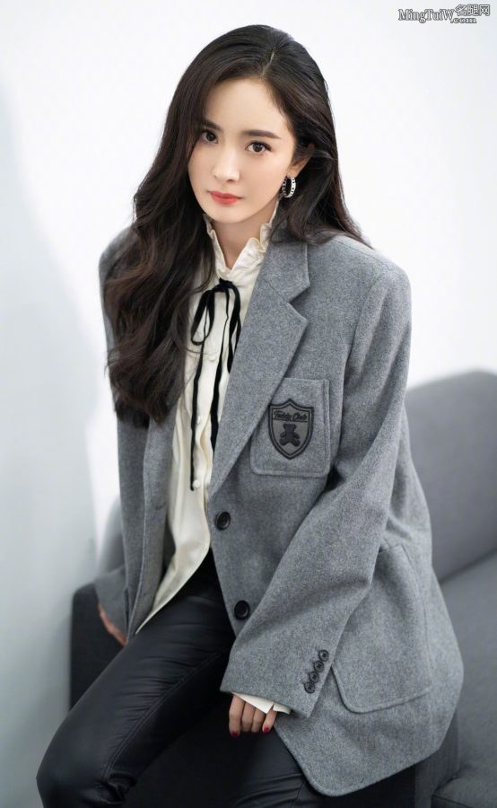 杨幂穿上皮裤和短靴这腿太细了(6/7)