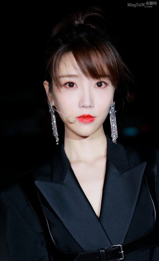 甜酷美少女张纯烨纤细美腿绑带(4/9)
