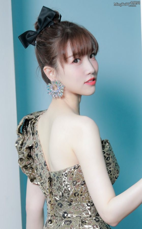 张纯烨爱秀纤细美腿和玉背皮肤白亮光滑(5/8)