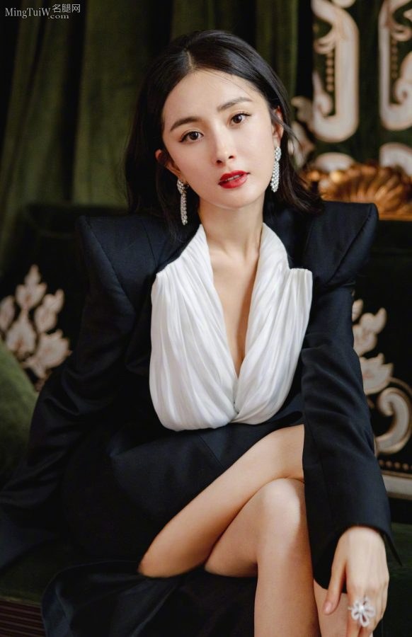 杨幂翘着无敌大美腿打电话约你来不？(3/24)