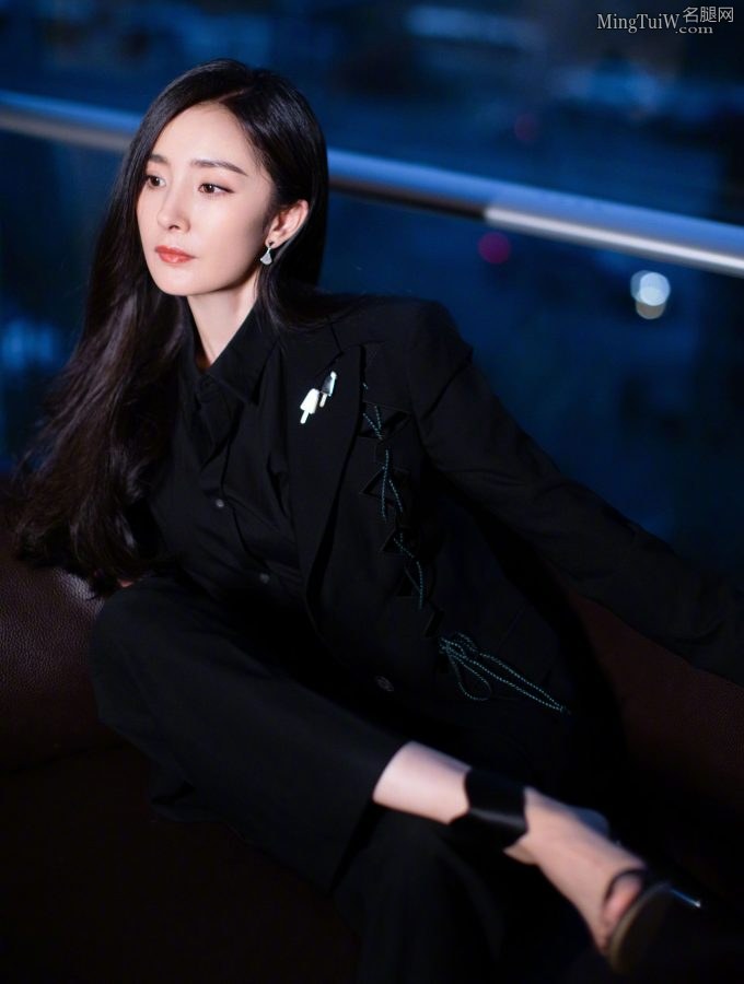 御姐杨幂穿西装长裤盯着你看真受不了(1/5)