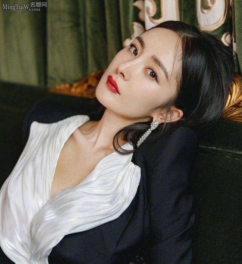 杨幂翘着无敌大美腿打电话约你来不？(4/24)