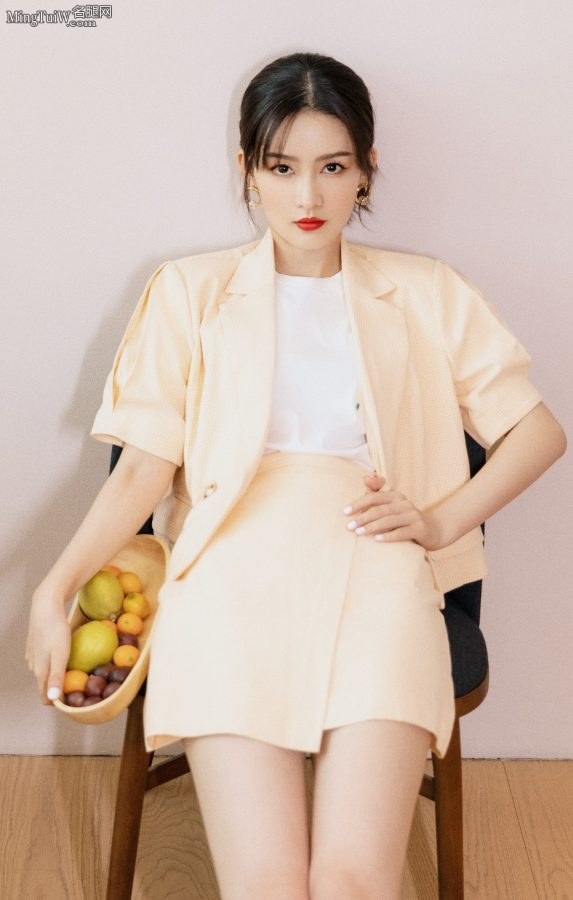 清淡优雅的美女李沁玉腿又白又直(2/5)