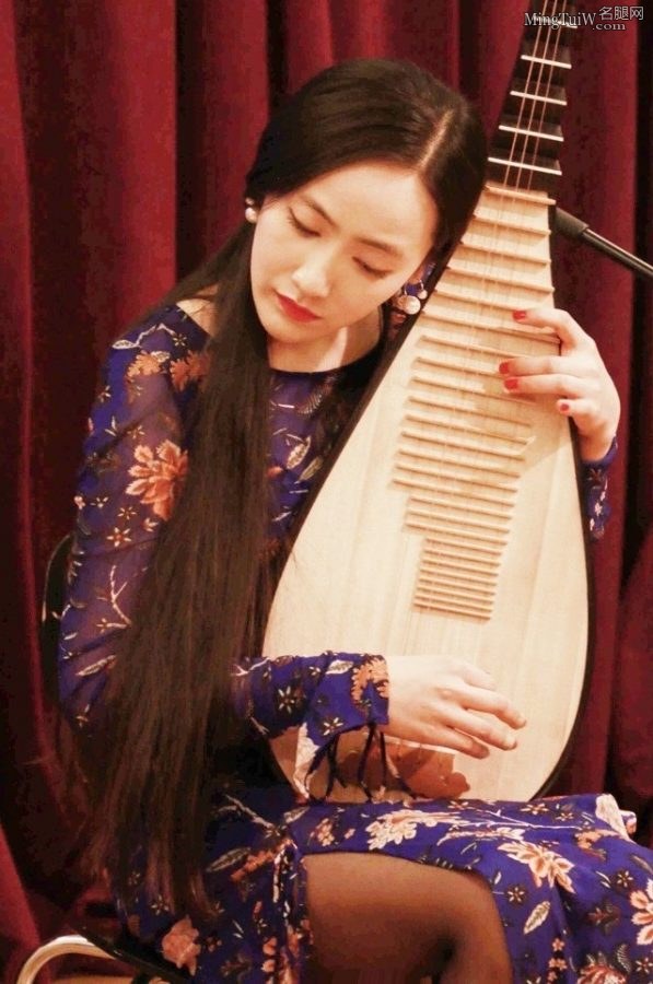 美女琵琶演奏家马琳长旗袍黑丝袜（第2张/共2张）