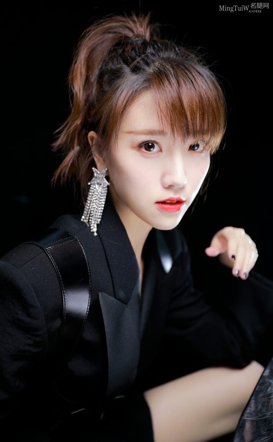 甜酷美少女张纯烨纤细美腿绑带(8/9)