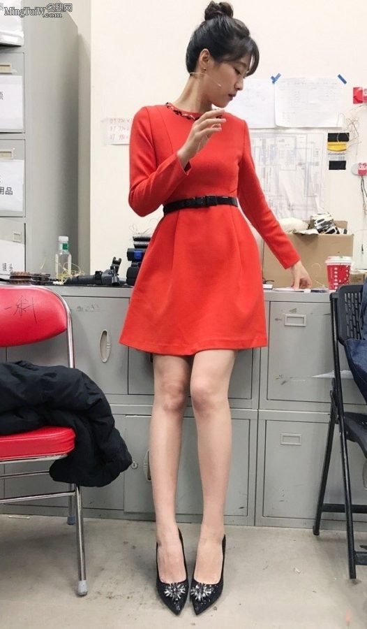 《养生堂》女主持人身材高挑玉腿纤细(1/3)