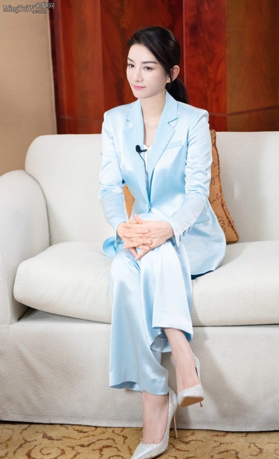 女星黄奕穿淡蓝色西装配细高跟鞋翘二郎腿(2/5)