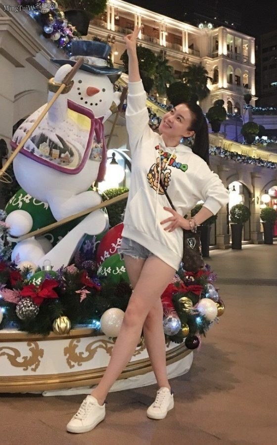 关婷娜牛仔热裤美腿照(1/1)