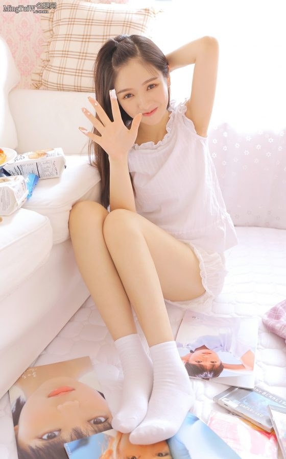 李佳洁娇嫩的少女腿穿白棉袜可爱写真（第1张/共12张）