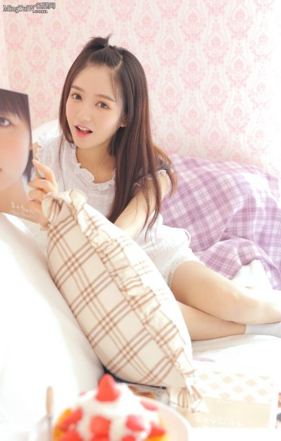 李佳洁娇嫩的少女腿穿白棉袜可爱写真(4/12)