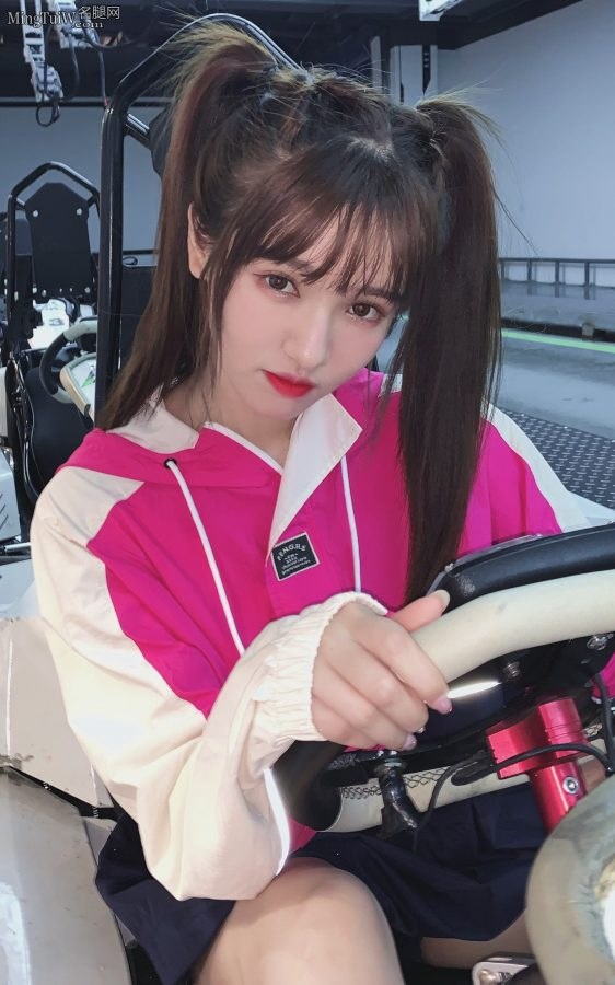 Beautiful girl Li Jiajie shows off her long legs by playing go-kart(3/4)