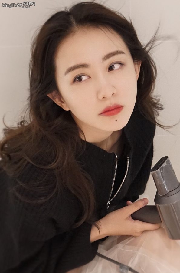 孙耀琦玉腿光脚丫吹头发写真(3/3)