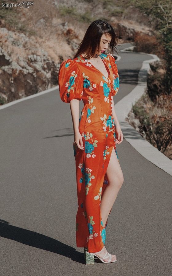 Sun Yaoqi wears a high-slit floral skirt and shoots beautiful legs outdoors(2/6)