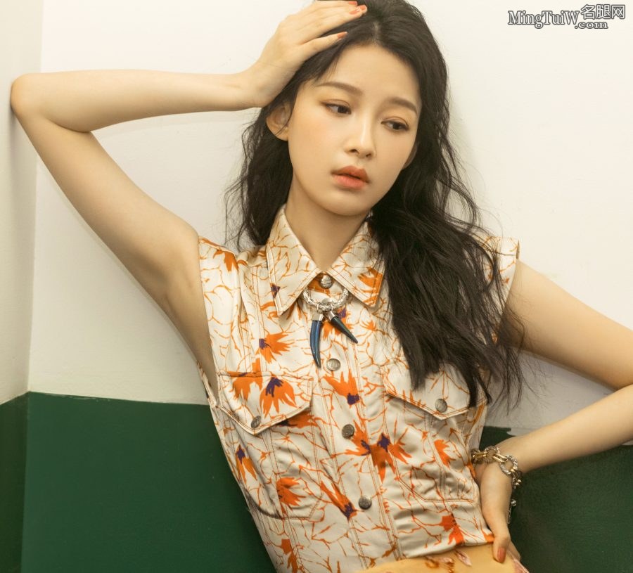 摩登时尚女郎孙怡玉腿白皙玉臂纤细(6/6)