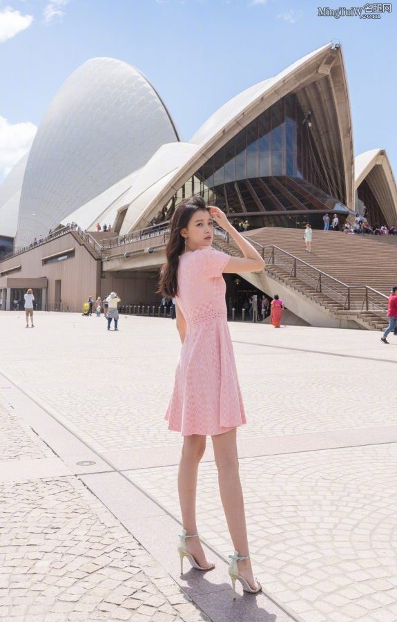 女演员孙怡站在悉尼歌剧院门口拍照这腿真好看（第1张/共1张）