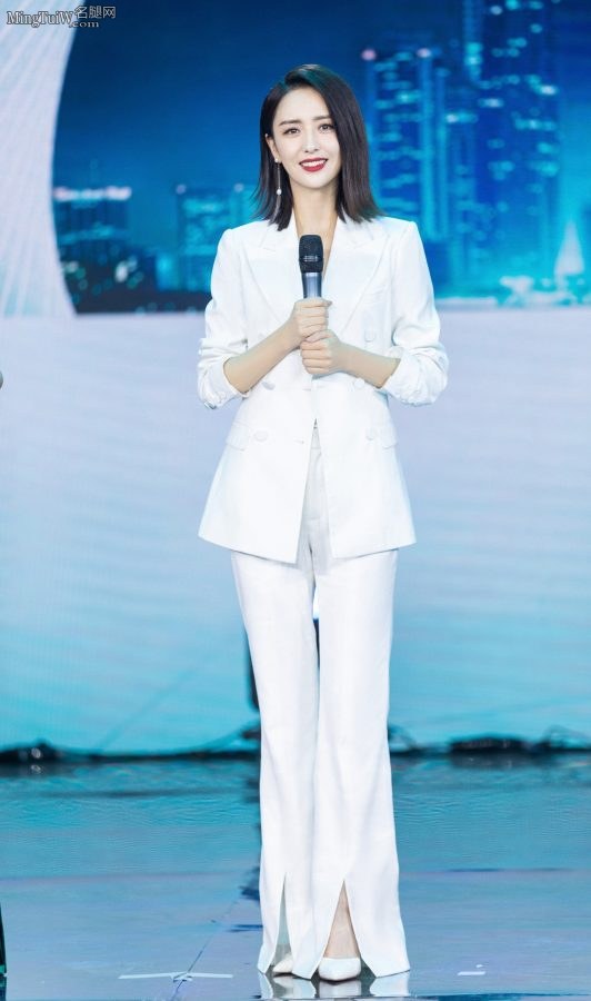 佟丽娅身着白西装踩性感白高跟超美(4/5)
