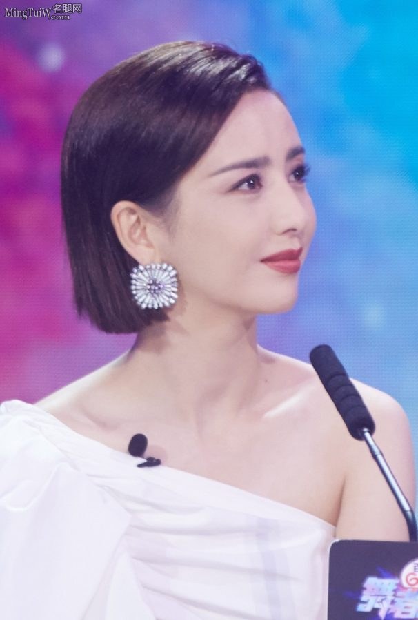 女明星佟丽娅身穿不规则超短裙秀美肩和长腿(3/3)