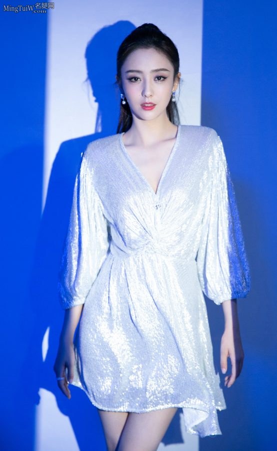 《舞者》佟丽娅细腿美足定妆照(4/6)