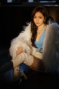 吴宣仪修长美腿穿白色高跟长靴