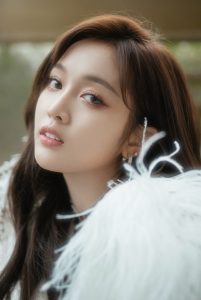 吴宣仪修长美腿穿白色高跟长靴