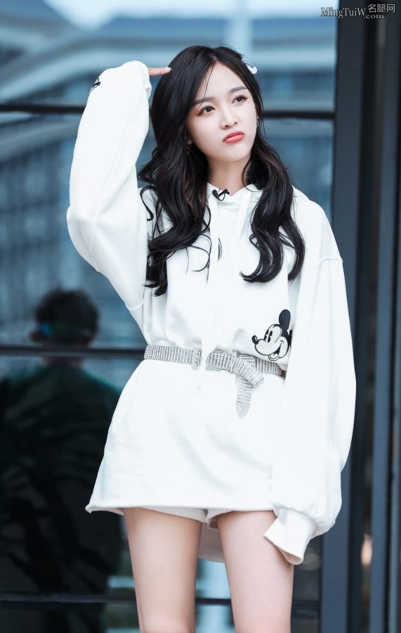 Wu Xuanyi drives a go-kart with long white legs in Hunan Satellite TV's "Newbie(3/7)